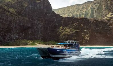 How Booking A Private Boat Charter Kauai Enhances Your Vacation Experience